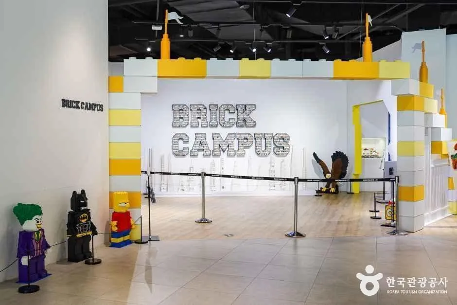 부산 감천문화마을의 알록달록한 집들과 골목 풍경