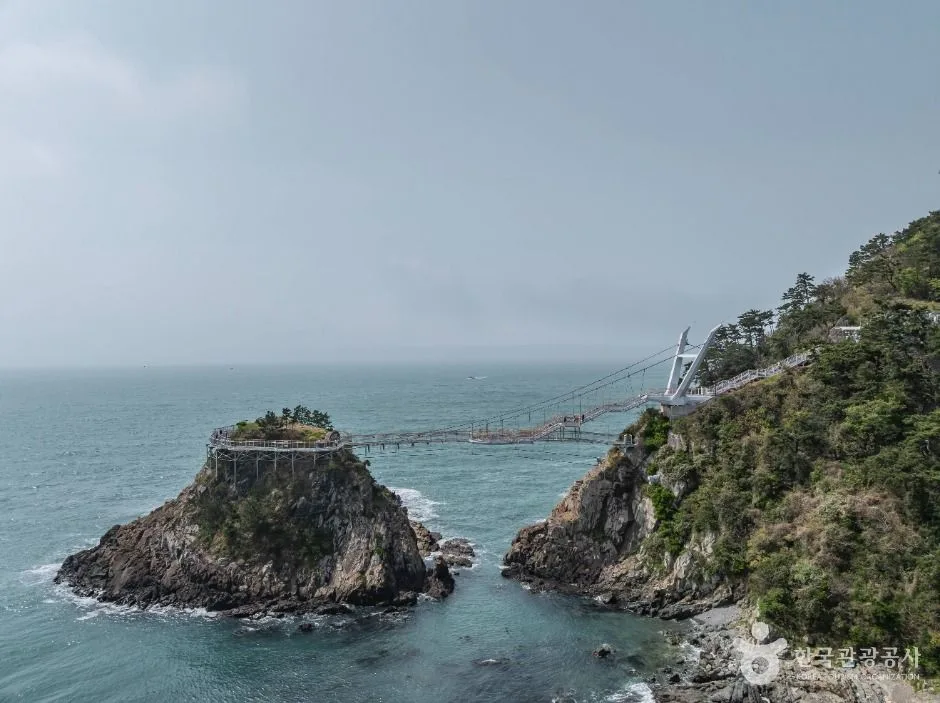 광안리 해수욕장의 일몰 풍경과 해변 카페