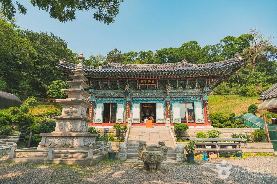 불국사의 다보탑과 석가탑이 보이는 법당 전경