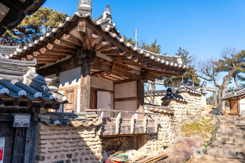 하회마을의 전통 한옥들이 낙동강 곡선을 따라 늘어서 있는 전경