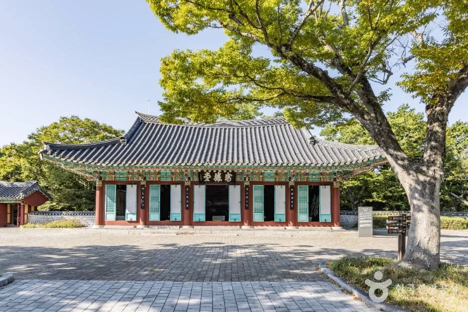 통영 항구에서 본 한산도 페리 풍경