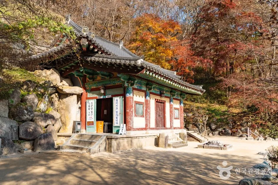 석굴암 내부의 석가모니 불상과 돌 조각