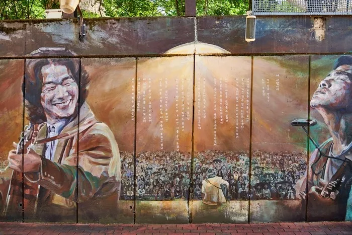 김광석거리의 벽화와 저녁 조명이 어우러진 거리 풍경