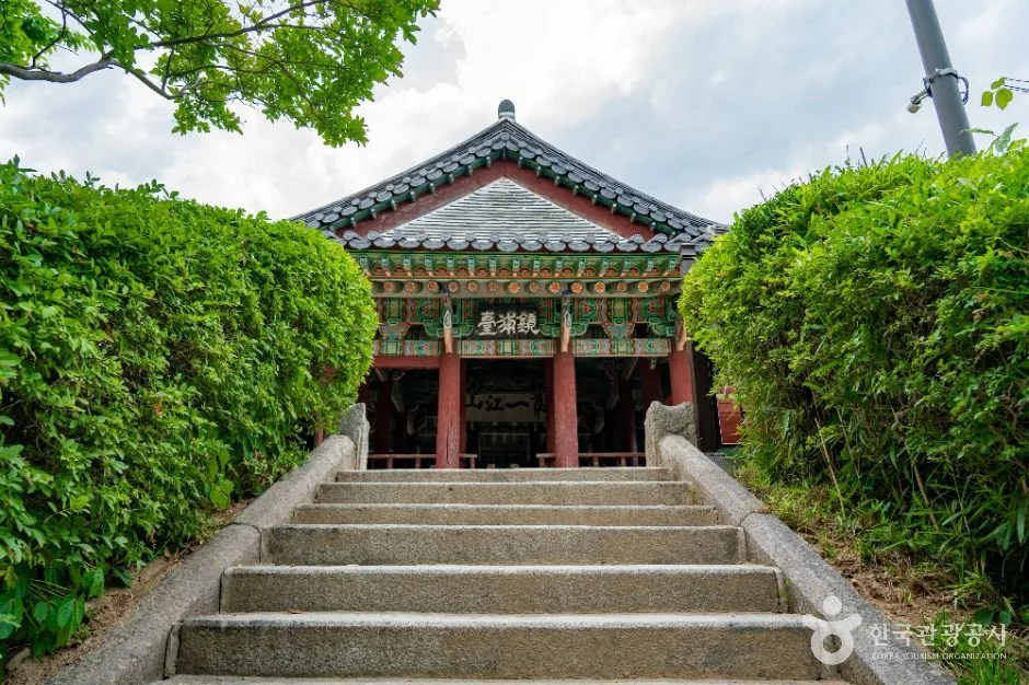 강릉 경포대에서 보는 동해 해수욕장의 새벽 풍경