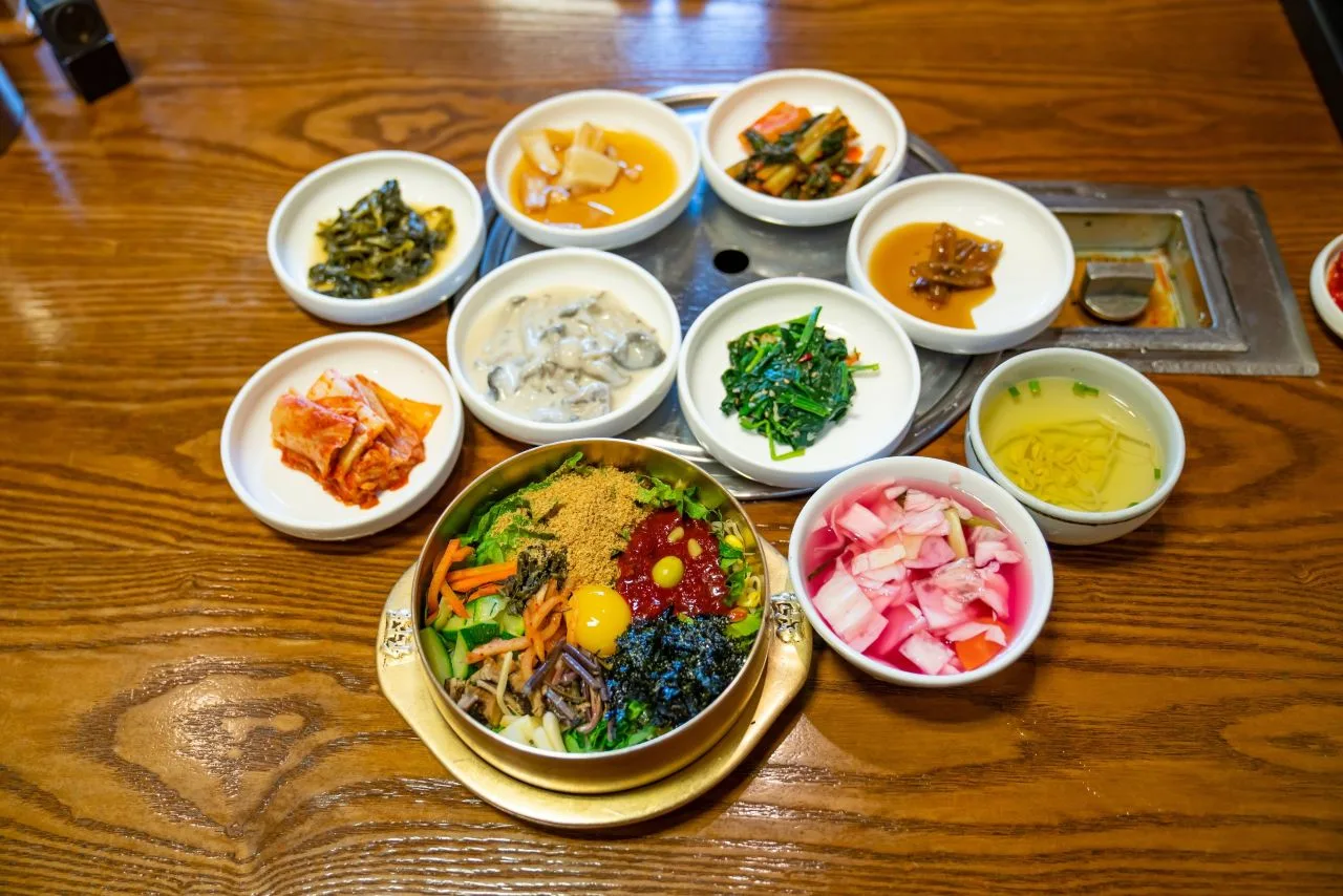 전주 비빔밥의 푸짐한 반찬과 고슬고슬한 밥