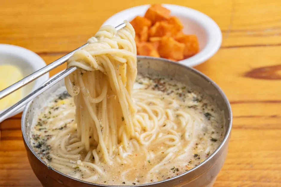 전주식 칼국수 한 그릇의 매콤한 육수와 면발