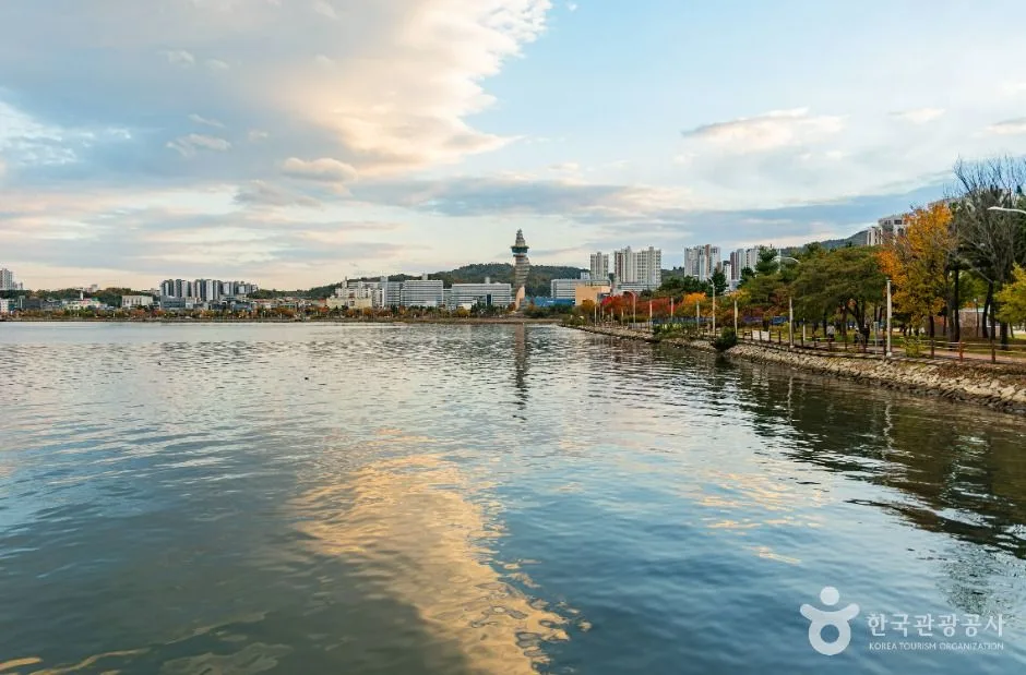 새벽의 청초호 수변공원 산책로와 고요한 물결
