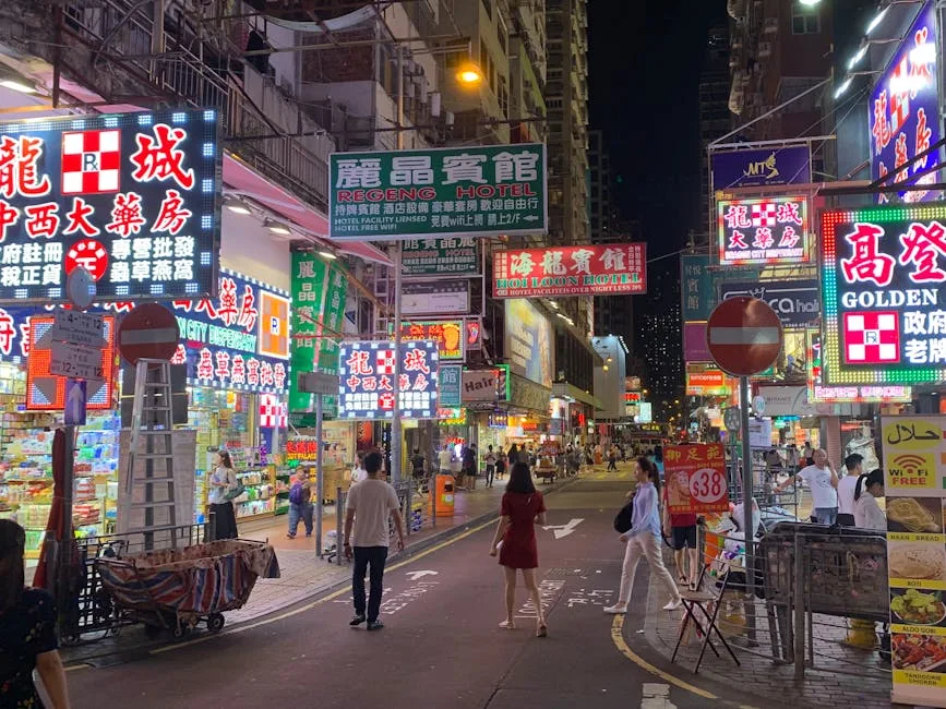 침사추이 야시장의 전자제품 가게들과 네온사인이 밝은 거리