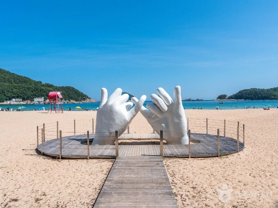 상주 은모래 비치의 고운 모래사장과 맑은 바다