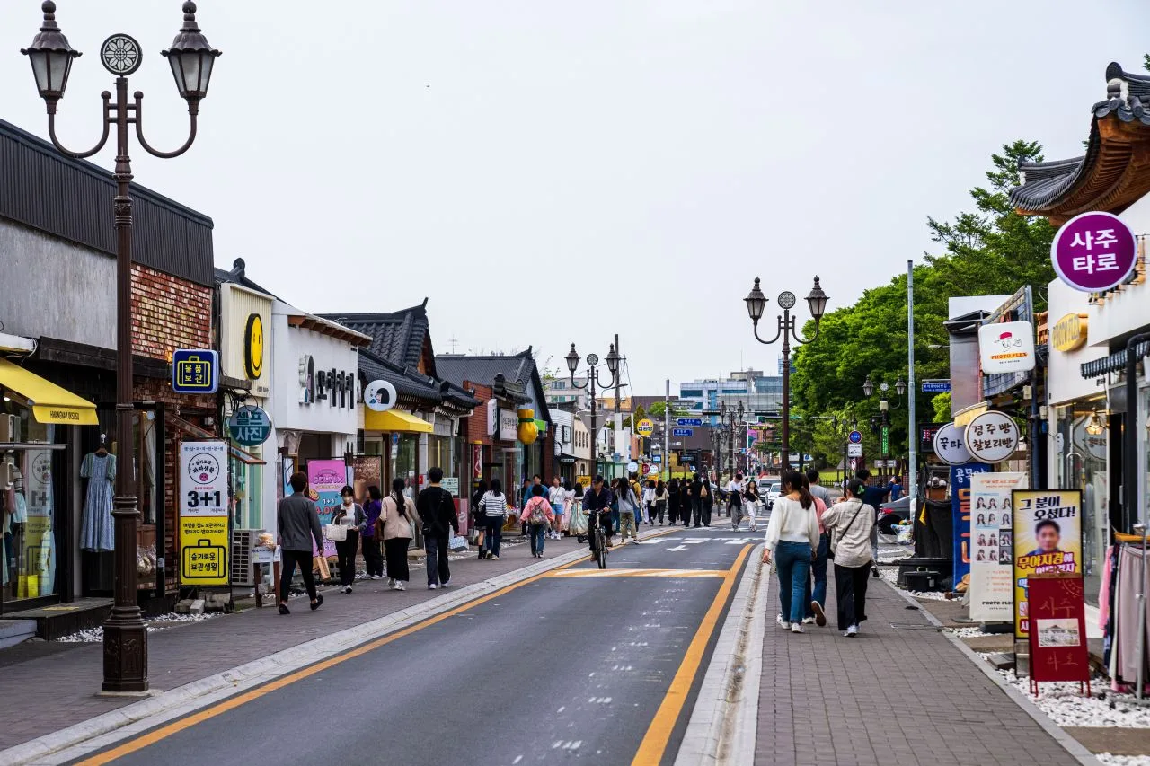 황리단길의 전통 한옥 카페와 초롱불
