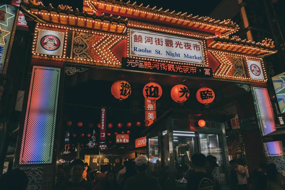 5월 타이베이 야시장의 저녁 시간대 활기찬 거리 풍경