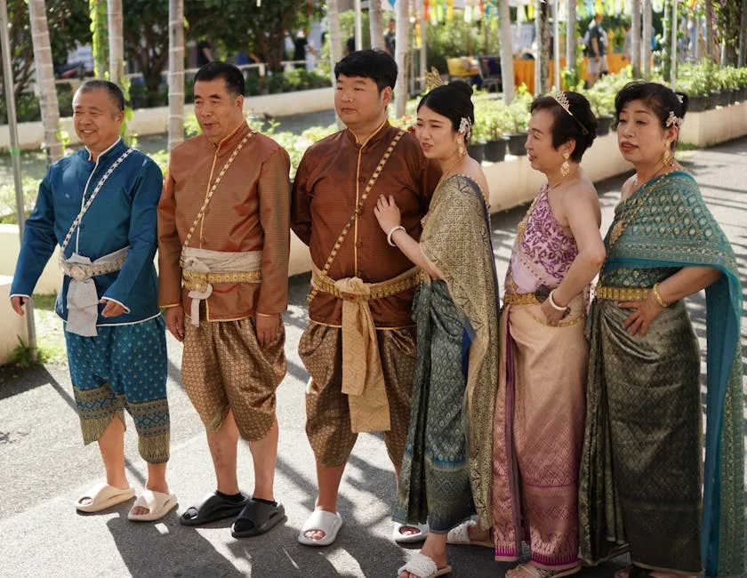 치앙마이 송크란 축제에서 전통의식과 물 축제를 즐기는 현지인들