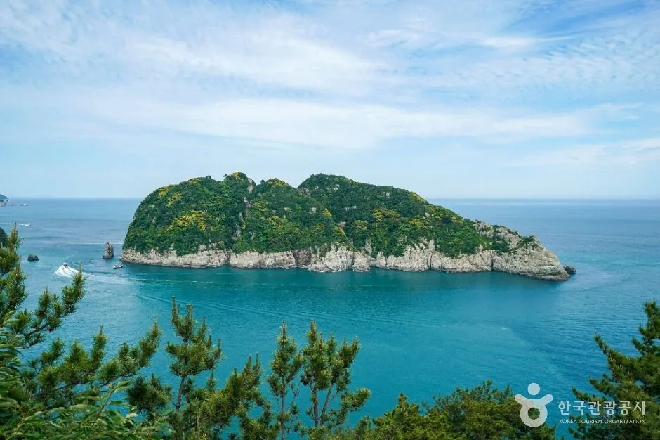 거제 해금강의 웅장한 절벽과 에메랄드빛 바다