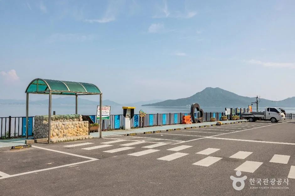 거제 유람선 선착장의 이른 아침 출항 장면