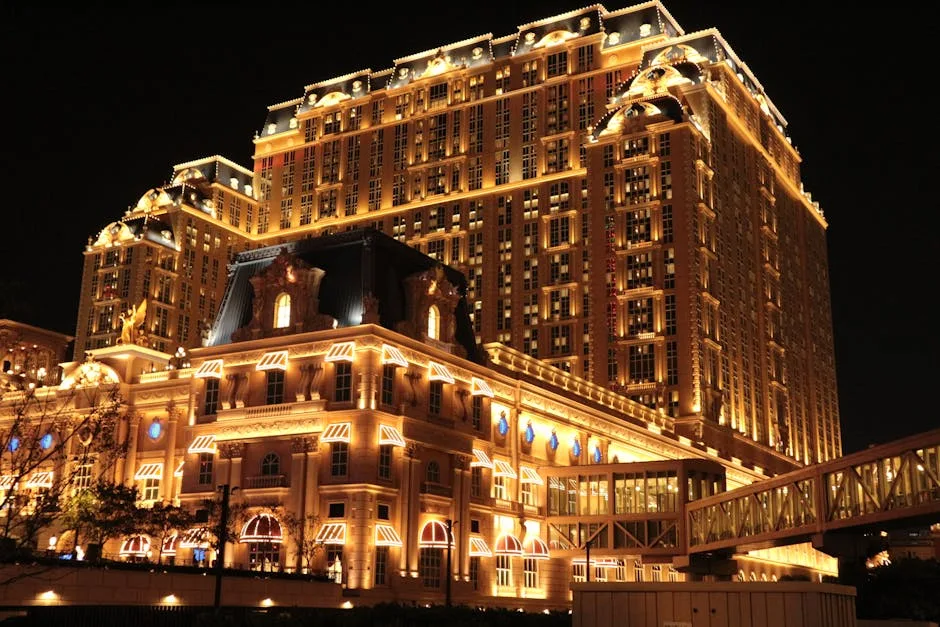 화려하게 조명된 Parisian Macao Hotel의 장관의 야경