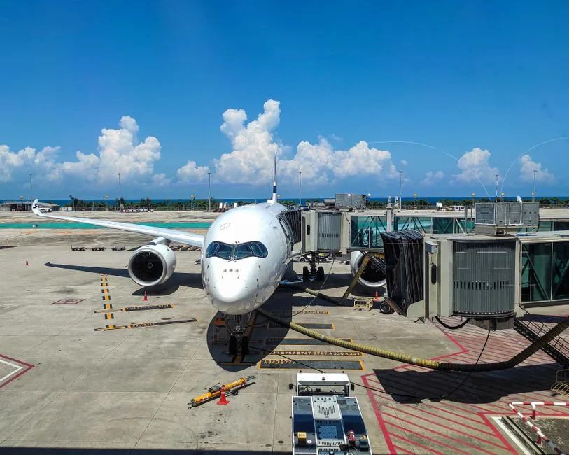 푸켓 국제공항 게이트의 제트 비행기, 밝은 여름날