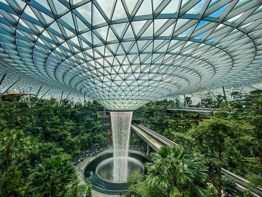 싱가포르 Jewel Changi Airport의 숨막히는 실내 폭포를 둘러싼 울창한 녹지