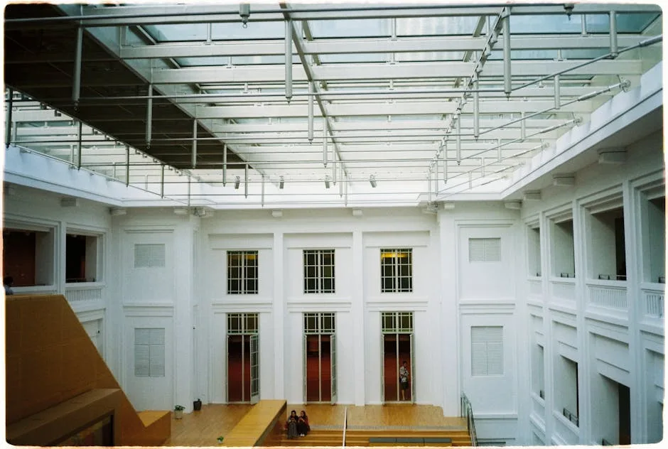 National Gallery Singapore의 현대 건축을 선보이는 유리 천장의 넓은 중앙홀