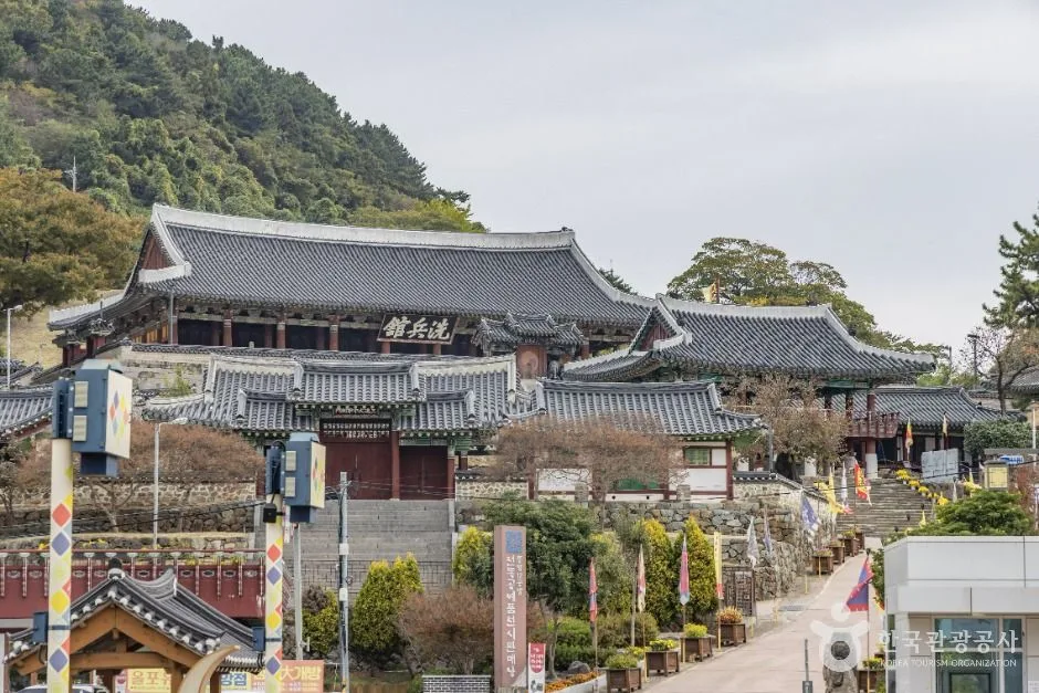 통영 케이블카 전망대에서 본 해안 및 주변 섬들의 전경