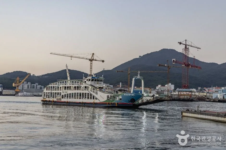 통영항 주변 해안도로에서 본 저녁 풍경과 섬들의 실루엣