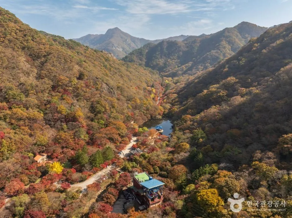 내장산국립공원 입구 안내판과 주차장