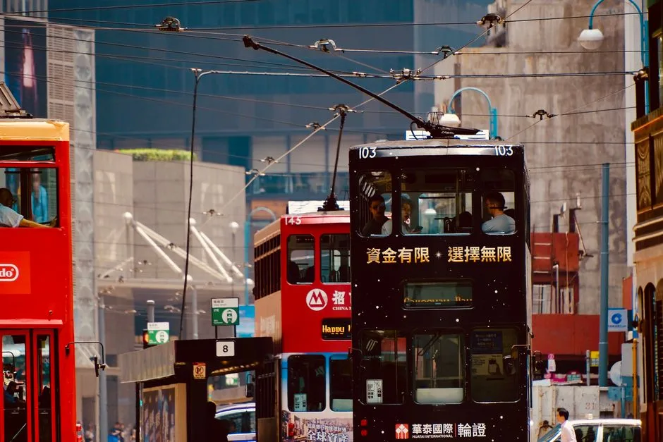 활기찬 홍콩 거리의 이층 전차
