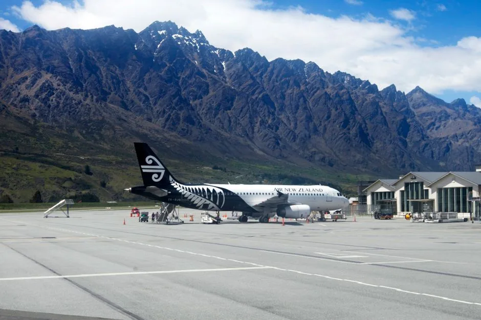 Queenstown Airport의 Air New Zealand 비행기와 장엄한 산 배경