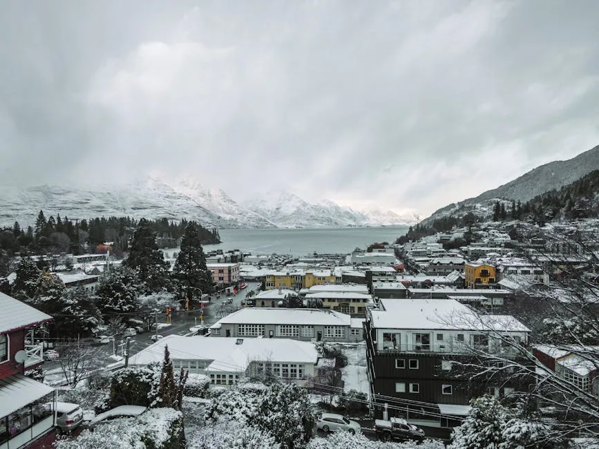 뉘질랜드 Queenstown의 겨울 항공 풍경, 눈 덮인 건물과 Wakatipu 호수