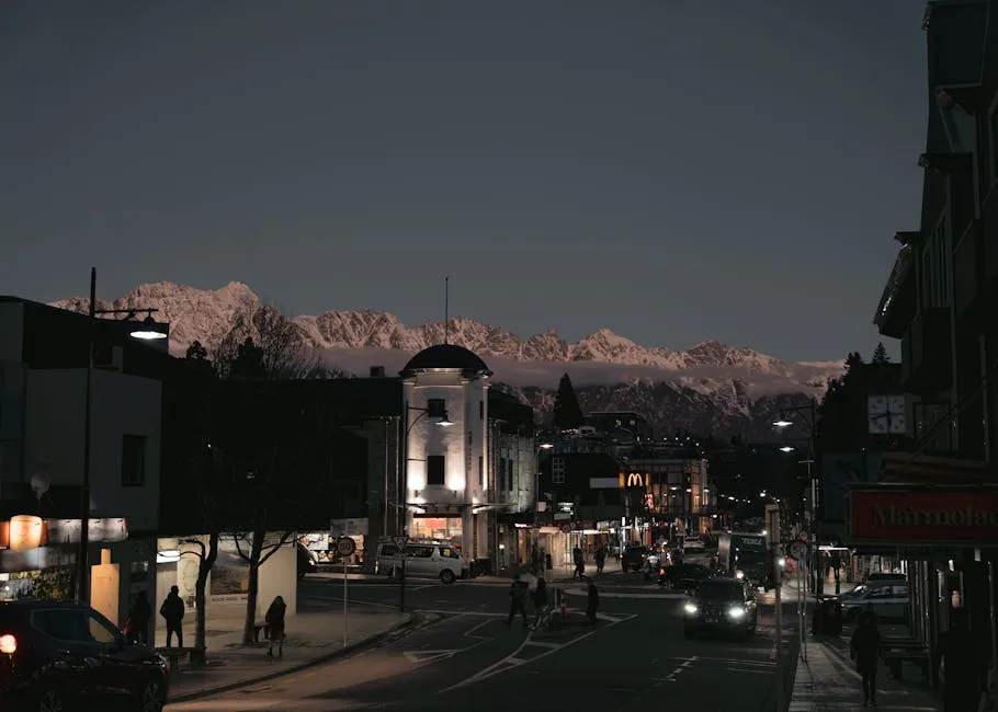 황혼의 Queenstown 매력적인 거리와 웅장한 산 배경