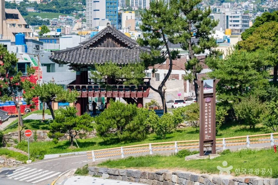 6월 여수 해변의 오후 햇살과 파도