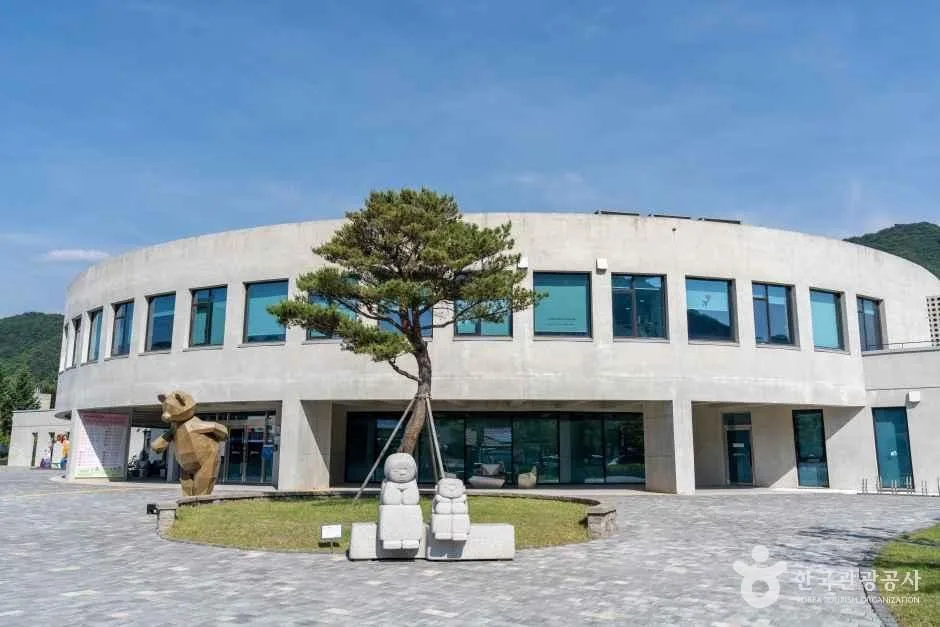 인제 지역의 산과 강이 어우러진 풍경