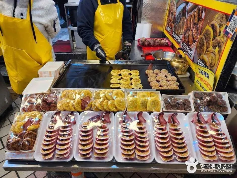 속초 관광수산시장 입구와 오징어순대 등 로컬 먹거리 풍경